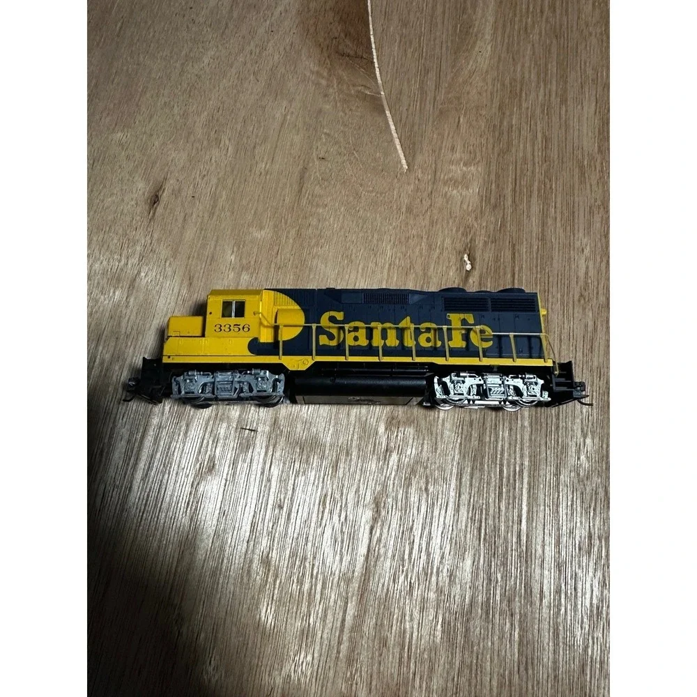 Santa Fe Locomotive Train Model 3356 Yellow Black Diecast HO Scale